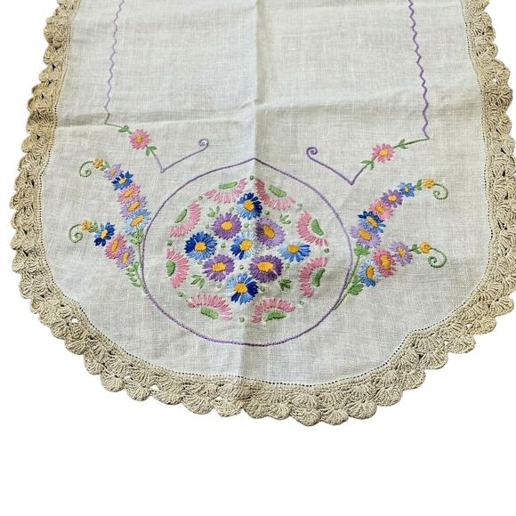 Vintage linen table runner hand embroidery tablecloth thick crochet trim oval - Picture 2 of 8